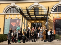 Latvijos keramikos bienalės dalyviai prie Marko Rothko meno centro. Marko Rothko centro nuotr.