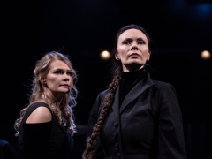 Aleksandra Metalnikova ir Anastasija Špakovskaja spektaklyje „Aš buvau namuose ir laukiau, kol ateis lietus“. A. Gudo nuotr.