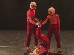 Mantas Černeckas, Viktorija Zobielaitė ir Oksana Griaznova šokio spektaklyje „Kill, Baby, Kill“. E. Sabaliauskaitės nuotr.
