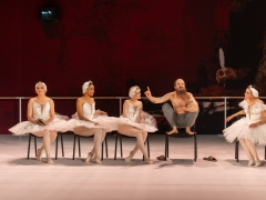 Teatras grėsmės akivaizdoje