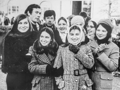 Pirmoje eilėje iš kairės: Aurora Petrulytė, Giedrė Riškutė, Taida Balčiūnaitė ir Birutė Stančikaitė-Šlektavičienė; antroje eilėje iš kairės: Jonas Pleckevičius, Algimantas Gelgotas, Jadvyga Kaštaunaitė-Orantienė, Daina Steponavičiūtė, Regina Maželytė-Taurinskienė. Apie 1974 m.