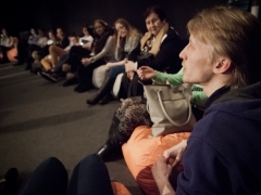 Nerti į teatro gelmes