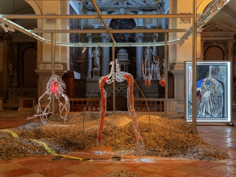 Lietuvos nacionalinis paviljonas Venecijos šiuolaikinio meno bienalėje. „Pakui Hardware“ ir Marijos Teresės Rožanskaitės paroda „Uždegimas“. 2024 m. U. Gelgudos nuotr.