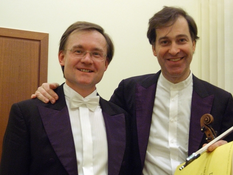 Smuikininkas Philippe’as Graffinas ir dirigentas Robertas Šervenikas. LNF archyvo nuotr.