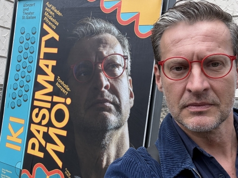 Modestas Pitrėnas prie afišos Sankt Galene