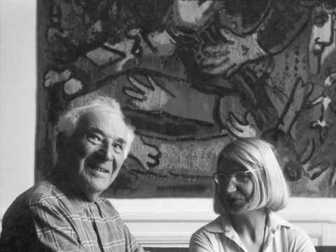 Marcas Chagallas ir Yvette Cauquil-Prince prie gobeleno „Arlekinų šeima“, Quai d'Anjou, Paryžius, 1972 m. © Archives Yvette Cauquil-Prince, Paris 