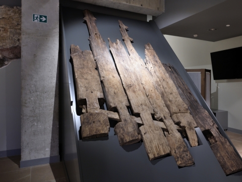  Išsaugota ir eksponuojama XIV a. vid. medinės griovos konstrukcijos dalis (2021 m.). Vytauto Abramausko nuotr.