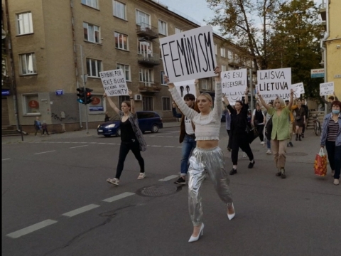 Agnietė Lisičkinaitė šokio vyksme „Hands Up“. „Be kompanijos“ nuotr.