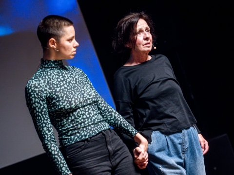 Elžbieta Latėnaitė ir Eglė Gabrėnaitė performanse „Žiūrėdama viena į kitą“. D. Matvejevo nuotr.