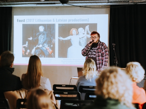 Frydricho Mirecko pranešimas „Drag ir lyties įvairovė teatre. Queer reprezentacijos perspektyvos“. U. Steponavičiūtės nuotr.