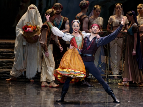 Karolina Matačinaitė ir Benjaminas Thomas Davisas balete „Korsaras“. M. Aleksos nuotr.