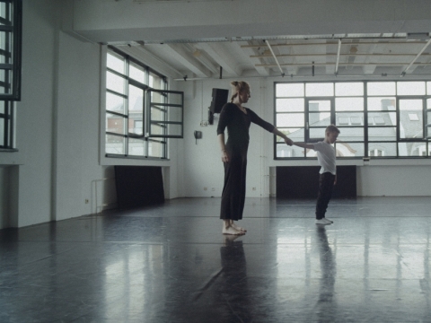 Raimonda Gudavičiūtė šokio filme „M(e)&M(other)“.