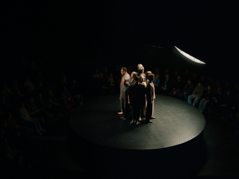 Scena iš spektaklio „Kosminiai namai“. M. Norvaišo nuotr.