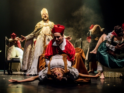Scena iš spektaklio „Tarp Lenos kojų, arba „Švenčiausiosios Mergelės Marijos mirtis“ pagal Mikelandželą Karavadžą“. D. Matvejevo nuotr.