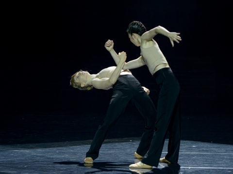 Vilija Montrimaitė ir Haruka Ohno choreografinėjė kompozicijoje „Vingiuotos mintys“ („Kūrybinis impulsas“). M. Aleksos nuotr.
