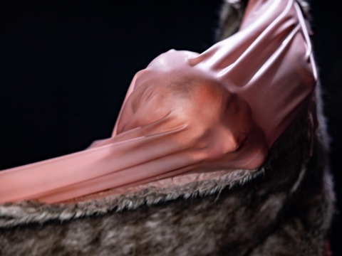 emilyn claid performanse „Skinned“. C. Harle nuotr.