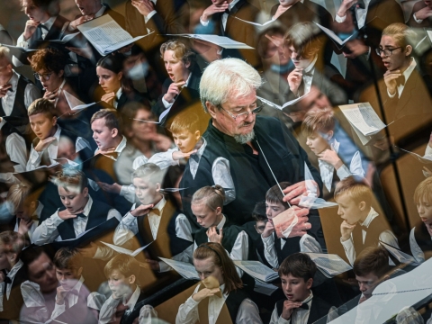 Choras „Ąžuoliukas“ ir Vytautas Miškinis. D. Matvejevo nuotr. 