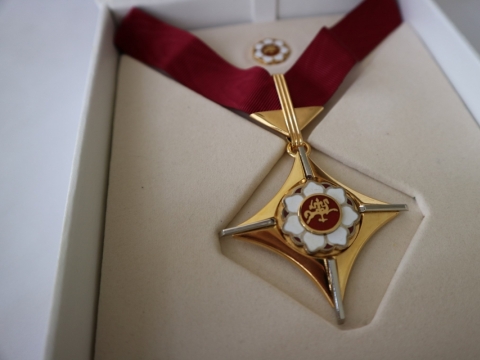 Atminimo ženklas „Auksinis scenos kryžius“. Kultūros ministerijos archyvo nuotr.