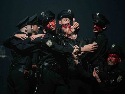 Scena iš spektaklio „Bros“. Organizatorių nuotr.