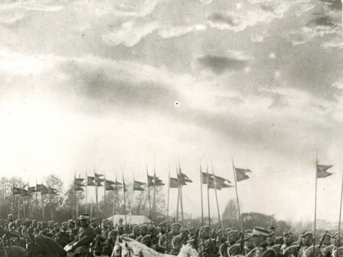 Kavalerijos pulko paradas, kurį stebi Prezidentas A. Stulginskis ir ministras pirmininkas L. Bistras.  Kaunas, 1922 m. LMAVB RSS