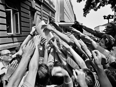 Protesto mitingas prie Eltos pastato prieš klaidinančią spaudos informaciją apie Sąjūdį. Mitinge platinamas Sąjūdžio žinių 2 numeris. Vilnius, 1988 06 29