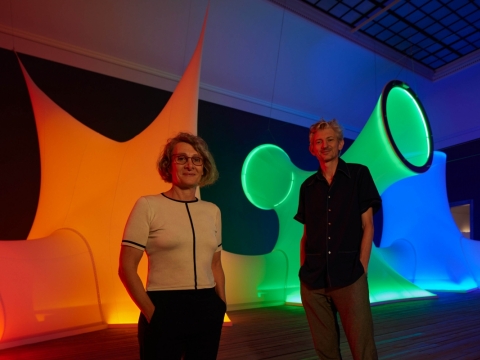 Marina Pugliese ir Andrea Lissoni priešais Aleksandros Kasubos „Spektrinį perėjimą“. 1975 m. „Haus der Kunst“, 2023 m. A. Osio nuotr.