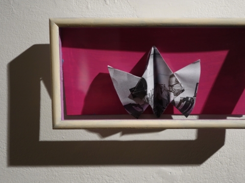 Eglė Kuckaitė, „Origamis“, stiklas, medis, akrilas, nuotrauka iš interneto (1963 m. Pasadenoje netoli Los Angeles Nortono Saimono muziejuje vyko Marcelio Duchamp’o retrospektyvinė paroda. Marcelis eksponavo nuotrauką, kurioje žaidė šachmatais su nuogu modeliu Eva Babitz). 2014 m. A. Narušytės nuotr.