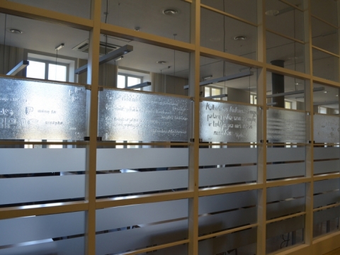 Vitražo frizas Panevėžio apskrities Gabrielės Petkevičaitės-Bitės viešosios bibliotekos skaitykloje. N. Vasiliauskaitės nuotr.