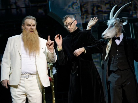Liudas Norvaišas (Dievas), Mindaugas Jankauskas (Šėtonas), Tomas Dapšauskas (Ožys) operoje „Post futurum“. M. Aleksos nuotr.