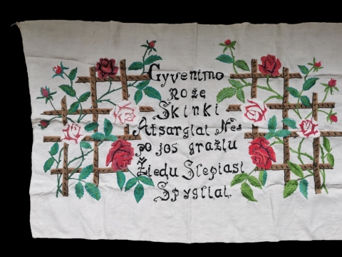 Objektas iš šeimos archyvo, apie 1950 m. Linas, siuvinėjimas,110 × 75 cm