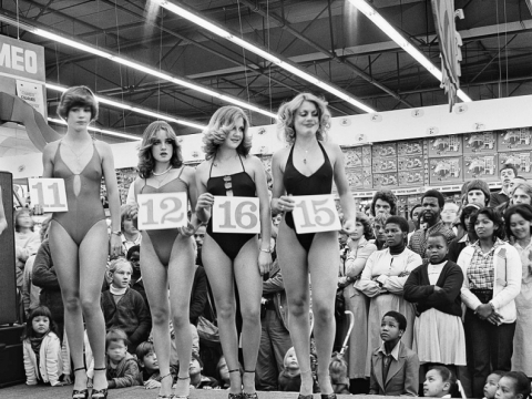 David Goldblatt, „Šeštadienio rytas prekybos centre. Mis „Gražiausios kojos“ konkurso pusfinalis“. 1980 m.
