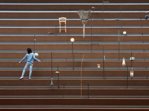 „oO“ ekspozicijos fragmentas, pagrindinė salė, Phanos Kyriacou „Vienuolika šeimininkų, dvidešimt vienas svečias, devyni vaiduokliai“ (2013); Maria Hassabi, „Pertrauka“ (2013). R. Narkaus nuotr.
