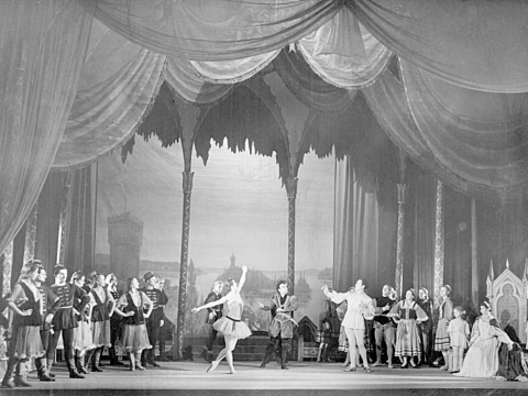 Scena iš baleto „Gulbių ežeras“ (1948, baletmeisteris Fiodoras Lopuchovas). Aliodijos Ruzgaitės archyvo nuotr. 