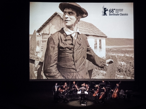 Filmo „Senasis įstatymas“ pristatymas Berlyno tarptautiniame kino festivalyje. Groja „Orchester Jakobsplatz München“