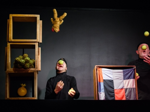 Scena iš spektaklio „Bitės ir pasiklydusi meška“. L. Vansevičienės nuotr.