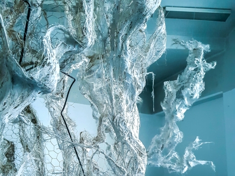 Jenny Kristinos Nilsson skulptūrinė instaliacija „Fragments of fragile wight“. L. Bliškevičiaus nuotr.