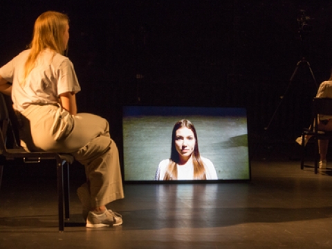 Scena iš spektaklio „So Who Will Remember Me in the End?“. Gertrūdos gatvės teatro (Ģertrūdes ielas teātris) nuotr.