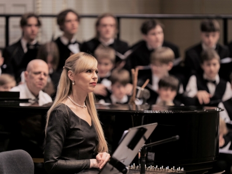 Aistė Bružaitė, choras „Ąžuoliukas“ Nacionalinės filharmonijos scenoje. Choro „Ąžuoliukas“ nuotr.