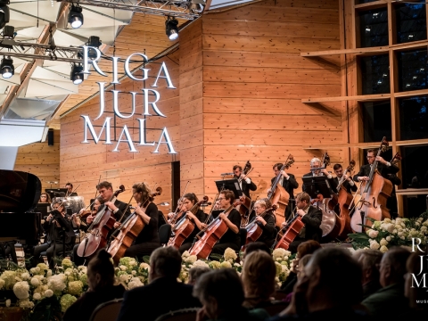 Akimirka iš debiutinių festivalio metų „Dzintari“ koncertų salėje Jūrmaloje