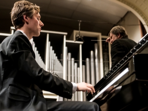 Pianistas Gabrielius Alekna ir dirigentas Christopheris Lyndon-Gee. D. Matvejevo nuotr.