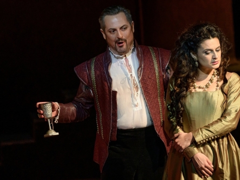 Tadas Girininkas (Henrikas VIII)  ir Raffaella Lupinacci (Džeinė Seimur) operoje „Ana Bolena“. M. Aleksos nuotr.