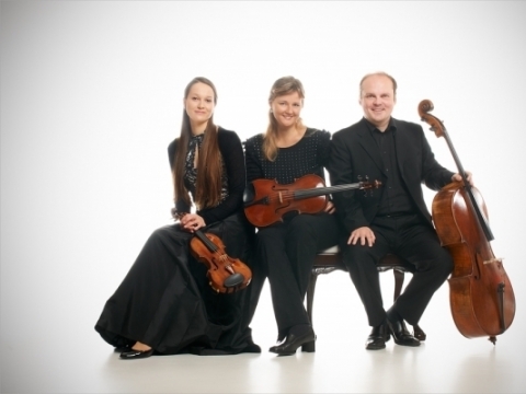„Artimus“: Magdalena Filipczak (smuikas), Ūla Ulijona Žebriūnaitė (altas), Henry-Davidas Varema (violončelė)