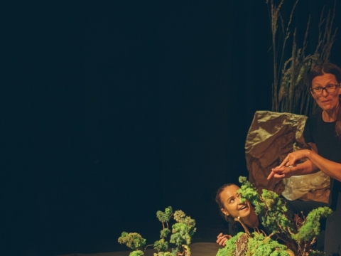 Scena iš spektaklio „Aš ir mano mama“. Liepojos lėlių teatro nuotr.