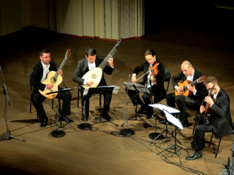 Baltijos gitarų kvartetas ir Vilhelmas Čepinskis. S. Lipčiaus nuotr.