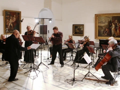 Algirdas Vizgirda, Karolina Beinarytė, Robertas Beinaris ir orkestras „Musica humana“. A. Rakausko nuotr.