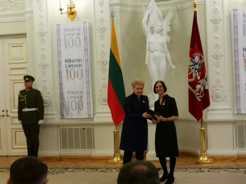 Lietuvos Respublikos Prezidentė Dalia Grybauskaitė apdovanojo aktorę ir režisierę Birutę Mar ordino „Už nuopelnus Lietuvai“ medaliu. Asmeninio archyvo nuotr.