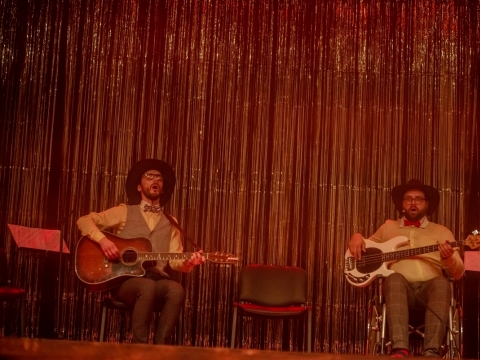 Scena iš spektaklio „Čia ir dabar“. Keistuolių teatro nuotr.