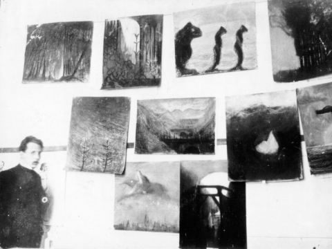 M.K. Čiurlionis prie savo darbų Varšuvos dailės mokykloje. 1905 m.