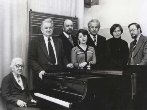 Muzikos istorijos katedros pedagogai. Iš kairės: Jadvyga Čiurlionytė (sėdi), Juozas Gaudrimas, Adeodatas Tauragis, Zita Kelmickaitė, Kazys Jasinskas, Jūratė Gustaitė, Vytautas Landsbergis. 1980 m. LMTA archyvo nuotr.