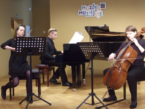 Laisvyda Leckutė (smuikas), Vaiva Sodaitytė (violončelė), Arminas Suchovas (fortepijonas). J. Ragaišienės nuotr.
